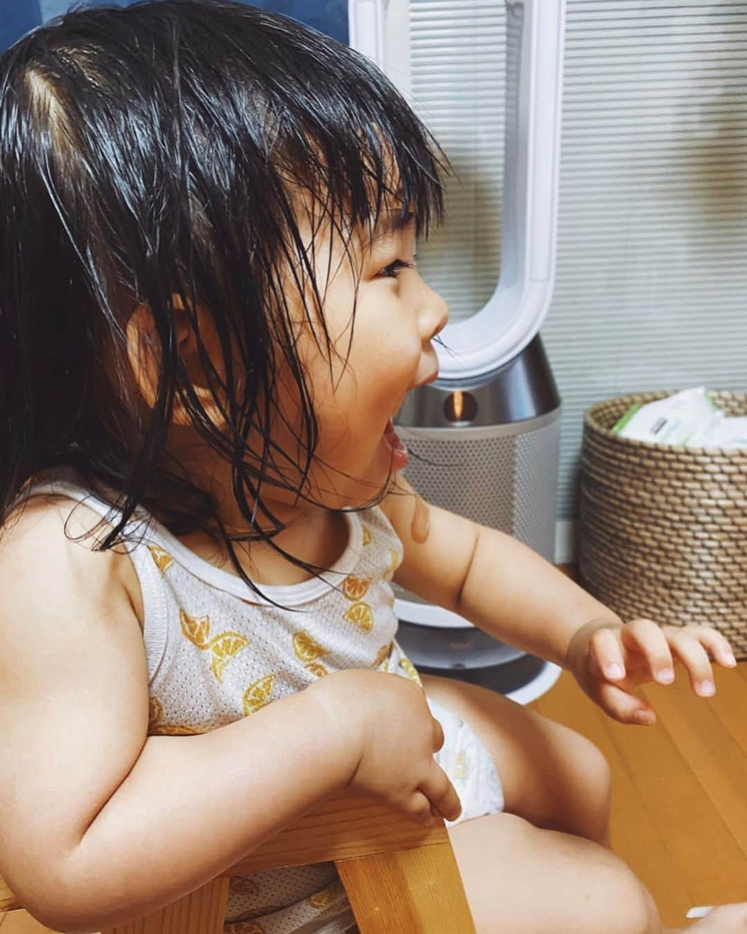 クロさんのインスタグラム写真 - (クロInstagram)「さっちゃんのイスに座って﻿ 大きなお口で﻿ 良い笑顔っ👧🏽👧🏽👧🏽﻿ ほんと楽しそうに笑うもんだから、こっちもつられて笑顔になるよねぇ☺️🙏🏽  （あ、でもこの口開けてるのは笑ってるのかなんだかよくわからないなぁ…忘れちゃったw） ﻿ #生後692日 #1y10m22d #毎日がスペシャル #愛おしい瞬間 #1歳コーデ #キッズコーデ #smiling #可愛い #ありがとう #ファッション #コーデ #大好き #tokyo #コーデ #baby #女の子ママ #ママリ#ベビフル #コドモノ #赤ちゃんのいる生活 #子育てあるある #mamagirl #ママカメラ #子どもの日常をもっと写真に #おやこーで #リンクコーデ #cordinate #親バカ部 #あいのり #ちびクロコーデ #ちびクロdiary」11月30日 13時08分 - kuro_risa