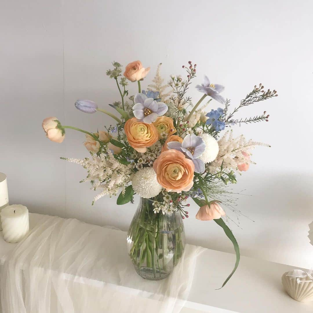 플로리스트 이주연 florist Lee Ju Yeonさんのインスタグラム写真 - (플로리스트 이주연 florist Lee Ju YeonInstagram)「. . 남자아기 돌상에 쓰인 vase arrangement  마음에 들어 해주셔서 감사해요 🤍 . #화병꽂이 #vasearrangement #돌상장식 #돌상장식꽃 . 订花 WeChat ID vaness_flower 페이팔 결제 가능  클래스상시모집 당일꽃주문가능 . #수업문의 #주문예약 #lesson #Order  Katalk ID vaness52 WeChat ID vaness_flower E-mail vanessflower@naver.com . 서초구 양재천로 123 5층 📞02-545-6813 . #vanessflower #florist #flowershop #handtied #flowerlesson #花束 #바네스플라워 #플로리스트 #꽃다발 #부케 #플로리스트학원 #플라워레슨 #양재동꽃집 #양재역꽃집 #꽃다발주문 #대관 #공간대여 #스튜디오대관 #자연광스튜디오 #자연광스튜디오대관 #스튜디오」11月30日 13時10分 - vanessflower