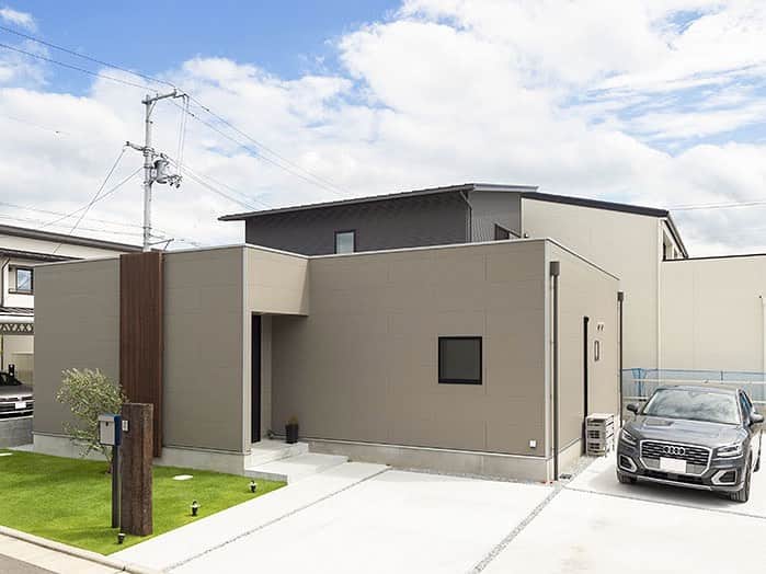 ソラマド香川のインスタグラム：「2色の外壁と木製格子の組み合わせ。  ---------------------------------------  青空と暮らす家。 あなただけの特別な住まいをプロデュースします。  「 #ソラマド香川 」で検索🔍  ---------------------------------------  ★「ソラマドの家」資料請求はこちら → @request.soramadokagawa  ★もっと施工事例を見たい方はこちら → @soramado_kagawa  ---------------------------------------  🏠【常設モデル】宇多津モデル 綾歌郡宇多津町浜三番丁22-4 🏠 かがわ家博モデル 高松市多肥上町かがわ家博北会場内  ---------------------------------------  ソラマド香川(センコー産業株式会社) 綾歌郡宇多津町浜三番丁22-4 電話番号：0120-49-7257 営業時間：10時〜17時(水曜定休日)  ---------------------------------------  #キッチンインテリア#キッチン収納#木の家#無垢床#マイホーム#新築#自由設計#シンプルな暮らし#自然光#暮らしを楽しむ#空間デザイン#soramado#ソラマド#家づくり#中庭のある家#カフェスタイル#自然素材#漆喰#自然素材の家#コートハウス#空#ウッドデッキ#注文住宅#中庭#ソラマドキッチン#設計事務所#センコー産業#かがわ家博」