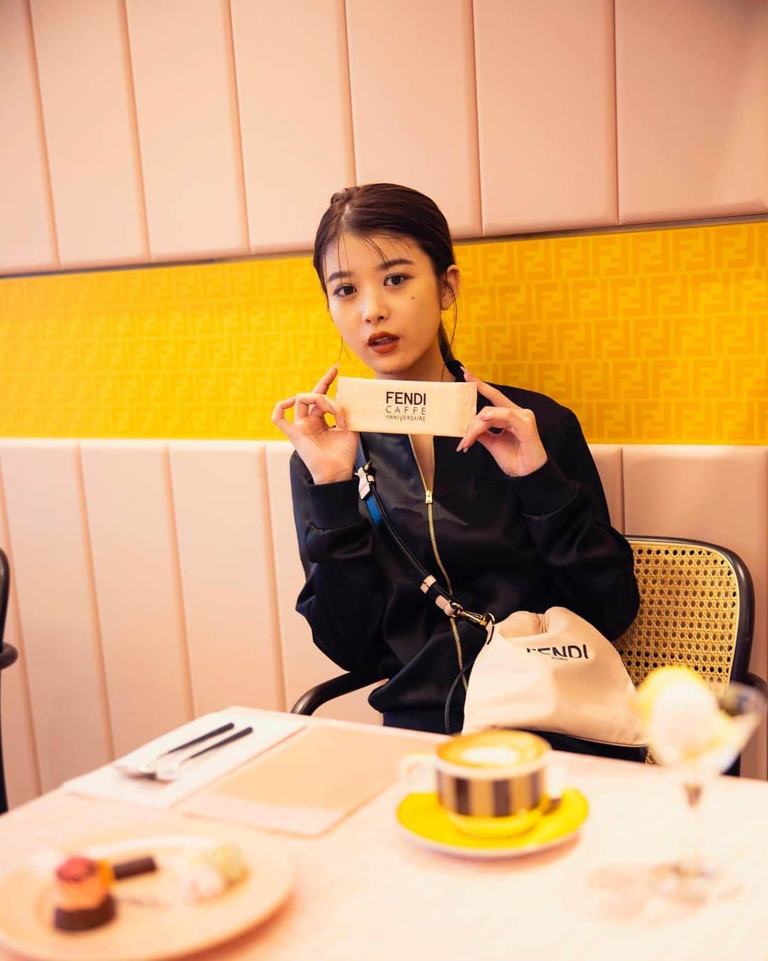 馬場ふみかさんのインスタグラム写真 - (馬場ふみかInstagram)「. FENDI CAFFE by ANNIVERSAIRE  表参道のANNIVERSAISEが期間限定で FENDIとコラボレーション 店内も全てFENDI仕様の夢のような空間です💛  #fendicafe #anniversairecafe #omotesando」11月30日 13時19分 - fumika_baba