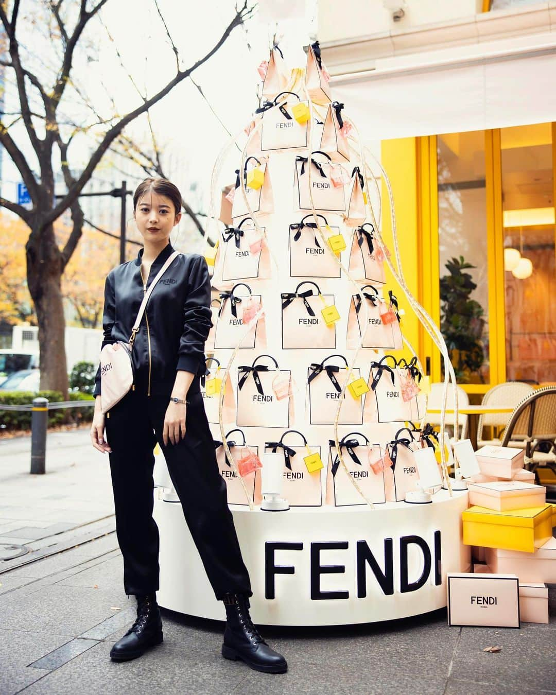 馬場ふみかさんのインスタグラム写真 - (馬場ふみかInstagram)「. FENDI CAFFE by ANNIVERSAIRE  表参道のANNIVERSAISEが期間限定で FENDIとコラボレーション 店内も全てFENDI仕様の夢のような空間です💛  #fendicafe #anniversairecafe #omotesando」11月30日 13時19分 - fumika_baba