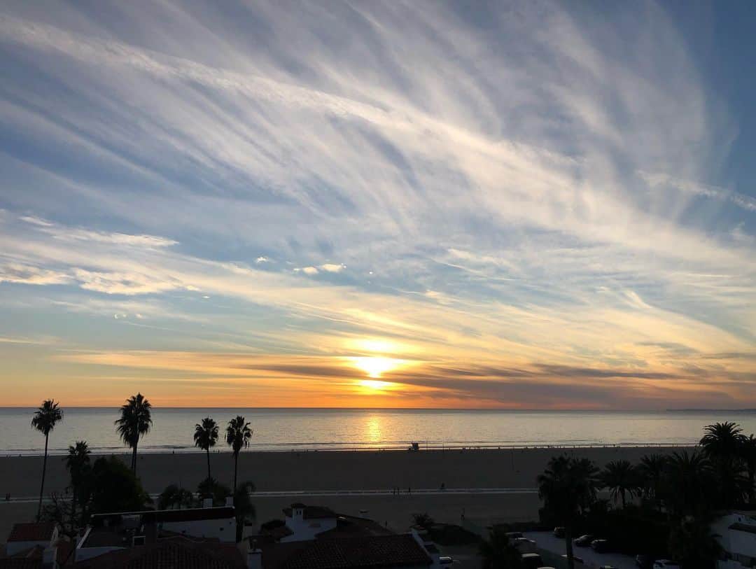 コンスタンス・マリーさんのインスタグラム写真 - (コンスタンス・マリーInstagram)「Amazing sky tonight! Here’s a little Sunset Magic for you. Hope you all had a great day. #SundayFunday #Beach #Sun #Fun #bikelife #WearAHelmet #wearamask #BeSafe  ✨☀️✨」11月30日 13時23分 - goconstance