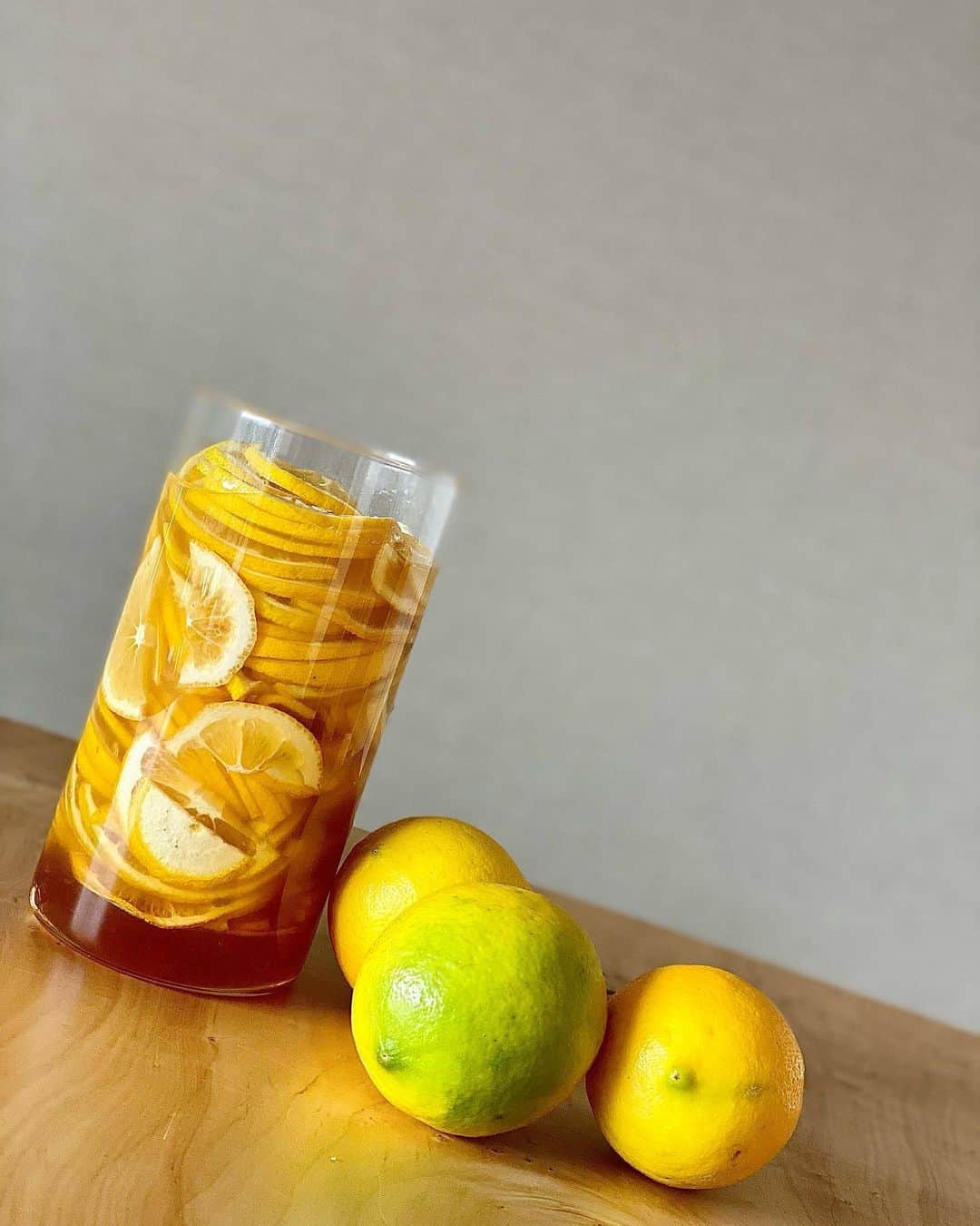 迫田愛子さんのインスタグラム写真 - (迫田愛子Instagram)「@yaoya_ro の無農薬レモンが届いたので蜂蜜レモン🍋🍯🐝✨﻿ ﻿ 疲れが溜まってしまった時。﻿ 風邪引きそうだなって時。﻿ 乾燥が気になる時。﻿ ﻿ こんな時に大活躍🍯🐝🍋﻿ ﻿ レモンをそのまま食べるもよし。﻿ 果汁蜂蜜をスプーンにすくってキュッと舐めるもよし。﻿ お湯に割っても炭酸で割っても。﻿ ﻿ 作り方はレモンを薄切りして蜂蜜に漬けるだけ。﻿ とっても簡単なので作ってみてね😊🍋﻿ ﻿ #AIKO食堂 #aikocooking #cooking #料理 #おうちごはん #和食 #japanesefood #instafood #instadelicious #homeparty﻿ #ママ #mammy #baby #babyboy #男の子ママ#3歳 #8月生まれ」11月30日 13時27分 - aiko_esnail
