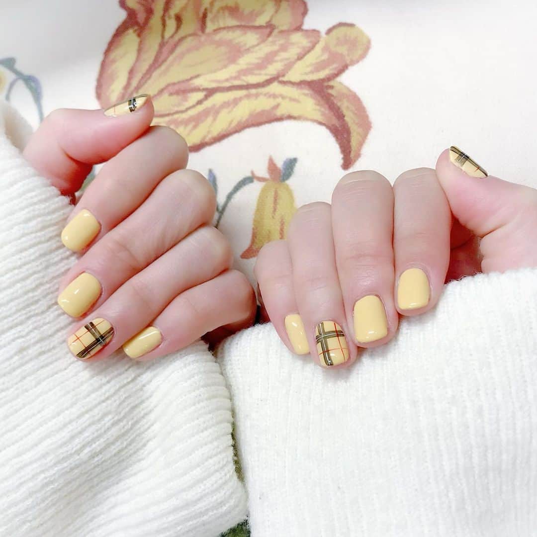 なかやまちえこのインスタグラム：「くすみイエローとチェック❄️⠀ ⠀ #nail #nails #nailart #ネイル #美甲 #ネイルアート  #japanesenailart #manucure #japanesenails #manicurist #gelnails #أظافر #네일아트 #미용 #vẽmóng #ngườiđẹp  #เพ้นท์เล็บ #искусствоногтя #artedeuñas #เพ้นท์เล็บเจล #ジェルネイルデザイン #ネイルデザイン #senikuku #nagelkunst #イエローネイル #yellownails #中島早貴 ちゃん @saki__nakajima__uf⠀ ※使用したカラージェルは廃盤カラーですが、PremDoll B77ミモザの耳飾り が類似カラーです☺️🙏 @pregelofficial」