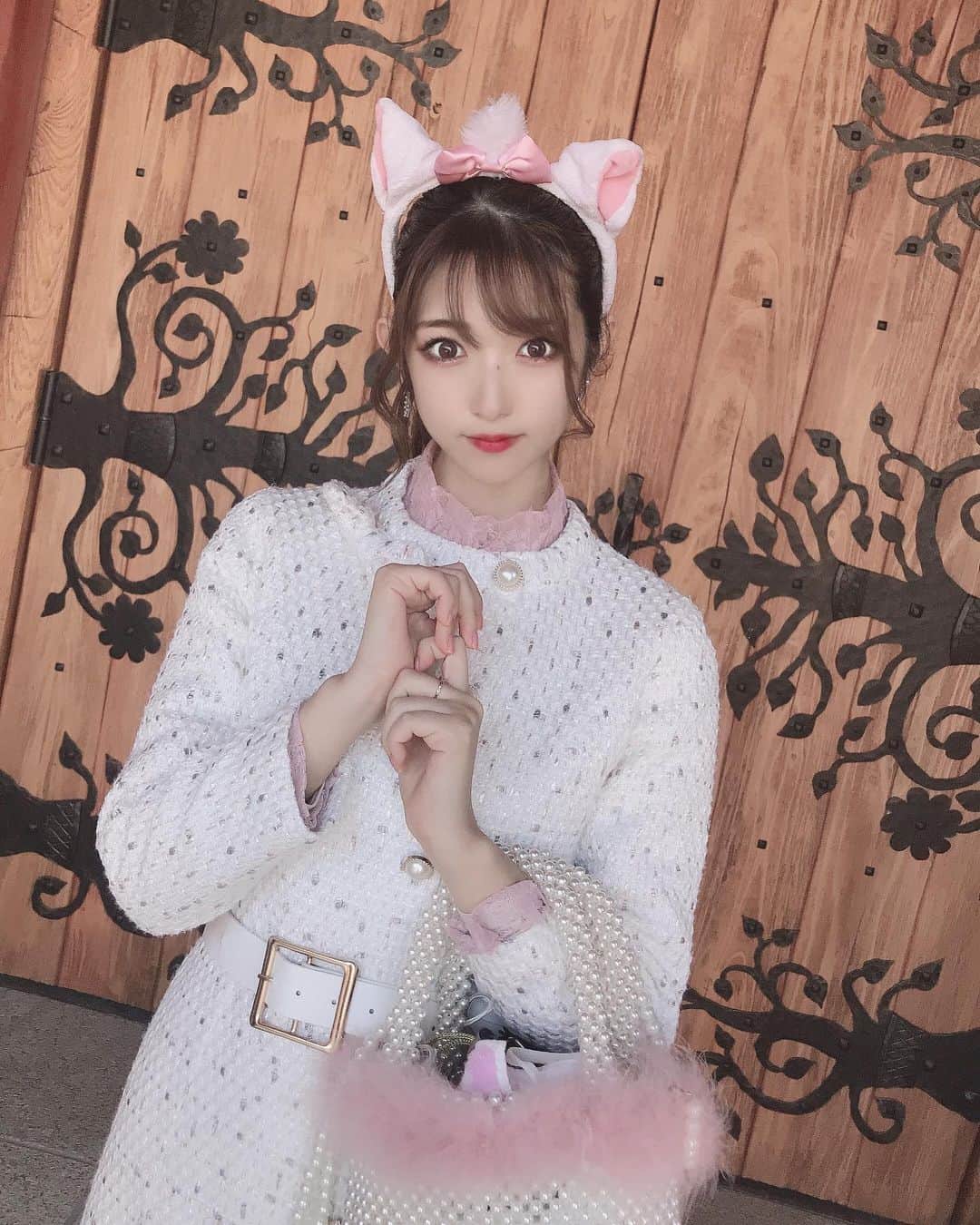 れみぱんのインスタグラム：「え、11月終わるの！？ 明日から12月！？え！😨 : :  #ディズニーランド #ディズニーコーデ #マリーちゃんコーデ #マリーちゃん #ディズニー新エリア #ディズニー #tdl #tokyo #disney #disneyland #tokyodisneyland #おしゃれキャット #marie #fashion #ootd #code #ホワイトブーツ #ポニーテール #ツイードワンピース」