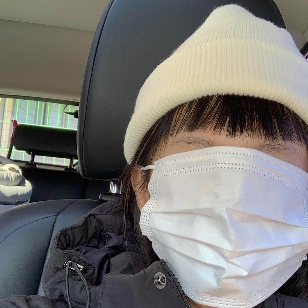 シン・ジスのインスタグラム：「두건이 되고 싶은 마스크의 꿈,  마스크가 계속 올라가요」