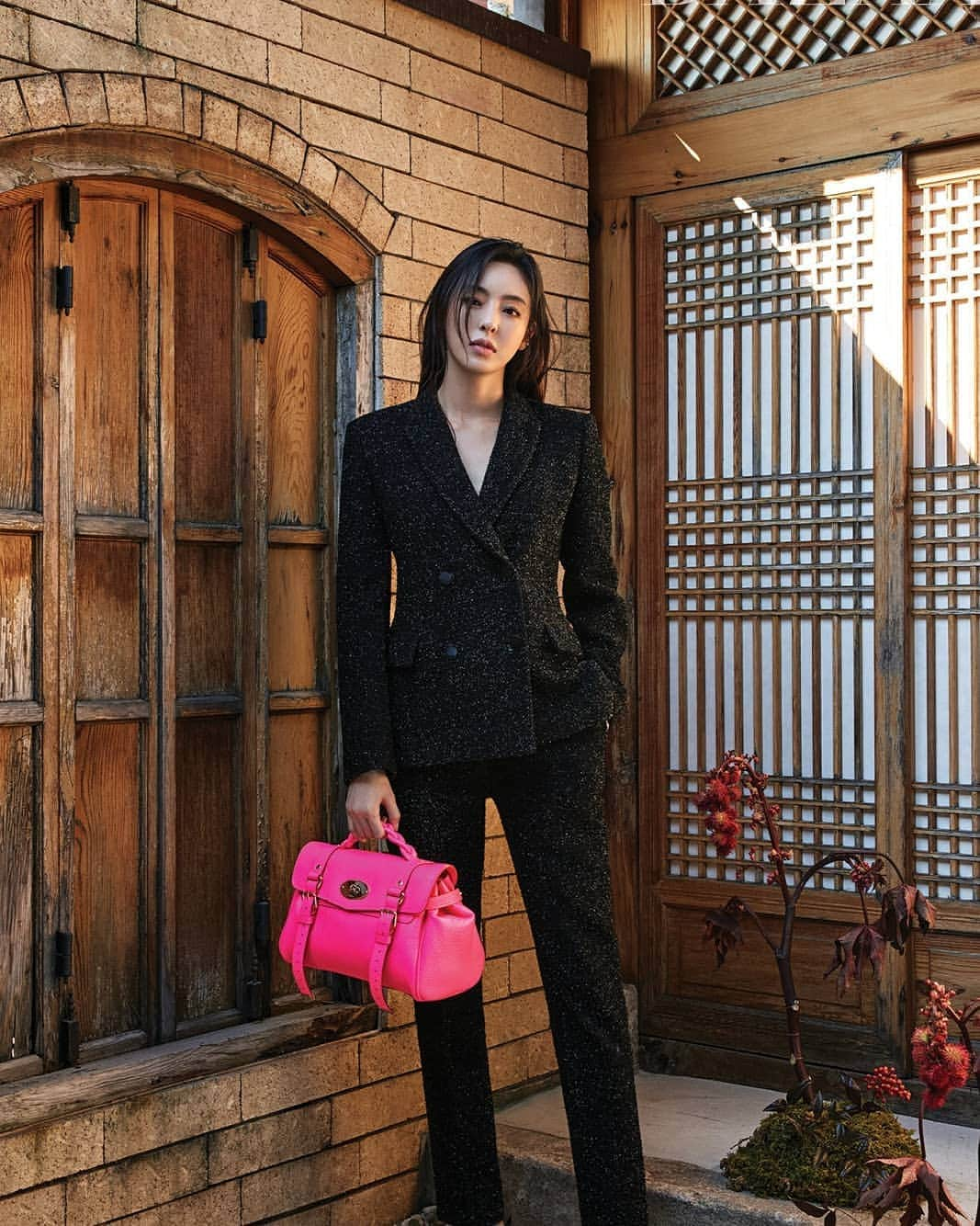 イ・ダヒさんのインスタグラム写真 - (イ・ダヒInstagram)「#mulberry #bazaar」11月30日 13時42分 - dahee0315