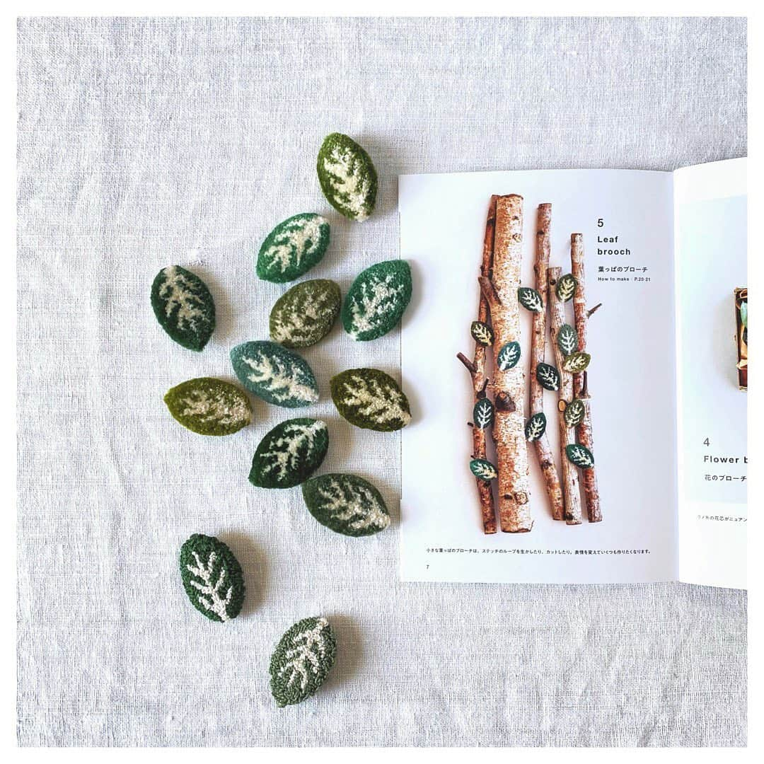 樋口愉美子さんのインスタグラム写真 - (樋口愉美子Instagram)「. New Punch needle Book (Japanese book) Leaf brooch 🌿 葉っぱのブローチ。刺繍糸はループをカットすると深い色味になりますし絵柄も整います。是非お試しください。 新刊は小さな冊子ですが愛情込めて今回も贅沢なスタッフで制作しました。 . カメラマン：加藤新作 @katosaku  スタイリスト：前田かおり @kaotoharu @kaorimaeda_works  ブックデザイン：平木千草 @chigusa1215  編集：山地翠 @cottontimemagazine  ご尽力頂きありがとうございました！ . 今日は新刊発売日。17時から刺繍糸ブランドDMCさんが、出版社編集担当の山地さんと新刊についてのインスタライブをします。私は出演しませんが是非ご覧ください。@dmc_jp  . 「刺繍糸で愉しむパンチニードル」﻿樋口愉美子（主婦と生活社）﻿ . . . #punchneedle #needlepunch #punchneedlepen #embroidery #刺繍 #刺しゅう #handmade #パンチニードル #刺繍糸で愉しむパンチニードル #ニードルパンチ#主婦と生活社 #手芸 #dmcthreads #樋口愉美子 #yumikohiguchi #punchneedleworld #Leaf #brooch」11月30日 13時39分 - yumikohiguchi