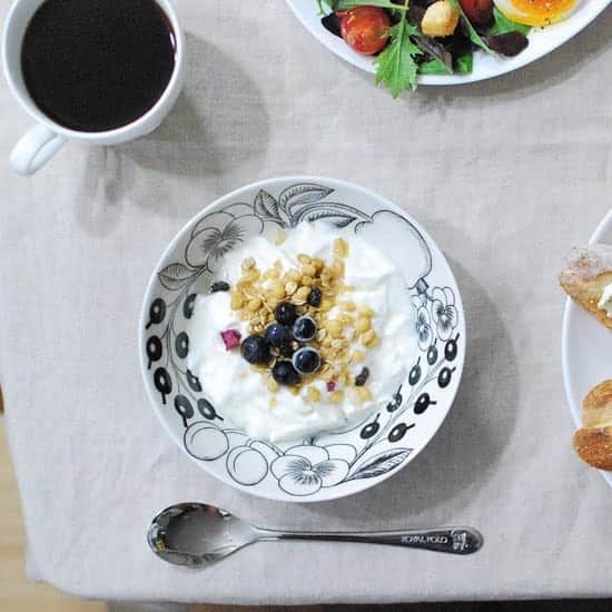 北欧、暮らしの道具店さんのインスタグラム写真 - (北欧、暮らしの道具店Instagram)「自分へのご褒美に迎えたい！🎄 スタッフも虜の、北欧食器の代表格「ブラックパラティッシ」の器たち。 . - - - - - - - - - - - - - 1枚取り入れるだけで、 食卓に北欧の雰囲気を運んでくれる 特別な食器、PARATIISI（パラティッシ）。  どんな食事やお菓子にもフィットし、 和の食卓にも溶け込みやすいのが特徴です。  大胆な絵柄には目を奪われますが、 食器としてのフォルムは至ってシンプル。 どっしりと厚みのある造りでとても丈夫なんです♪  当店スタッフも、 自分へのクリスマスプレゼントに 欲しいと思っているのだとか◎🎁 . - - - - - - - - - - - - - ■ バイヤー郡 - - - - - - - - - - - - - . 「ブラックパラティッシはカップを愛用していて、 シリーズ全部揃えたいなぁ…と思いつつ なかなか手が出ない憧れアイテムです。  買うための言い訳（笑）を色々考えていたんですが、 自分へのクリスマスプレゼントならいいかな…と！  ブラパラシリーズの中でもボウルは、 小さな丼ぶりとしても使えるサイズなので、 一人暮らしの私にも使い勝手のよさそうな アイテムだなぁと思っています」 . - - - - - - - - - - - - - ARABIA/アラビア/PARATIISI/パラティッシBK . ▶︎ プロフィールのリンクから、お値段・サイズなど詳しい情報をご覧いただけますよ。→@hokuoh_kurashi ・ 🎁「クラシ手帳2021」プレゼントキャンペーン実施中！お買いものいただいた方に、当店オリジナルの手帳を無料でお届けいたします。 . #kitchen#ARABIA#PARATIISI#アラビア#パラティッシ#北欧の器#器#おやつ#お菓子#スイーツ#デザート#食器#シンプル#シンプルライフ#シンプルデザイン#暮らしを楽しむ#日々の暮らし#北欧#暮らし#北欧暮らしの道具店」11月30日 13時50分 - hokuoh_kurashi