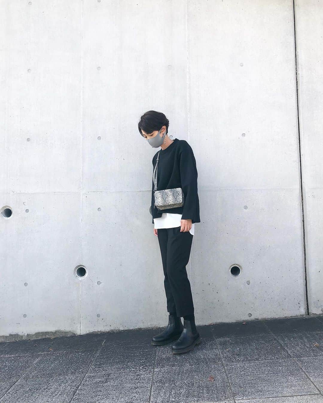 石井のり子のインスタグラム：「** #ootd 最近さらにBlackが好きです。  * * tops @basement_online  pants.bag @styledeli_official  boots @drmartensofficial  * * #outfit #fashion #fashionstyle #coordinate #momlife #black #ママコーデ #ママファッション #アラフォーママ」