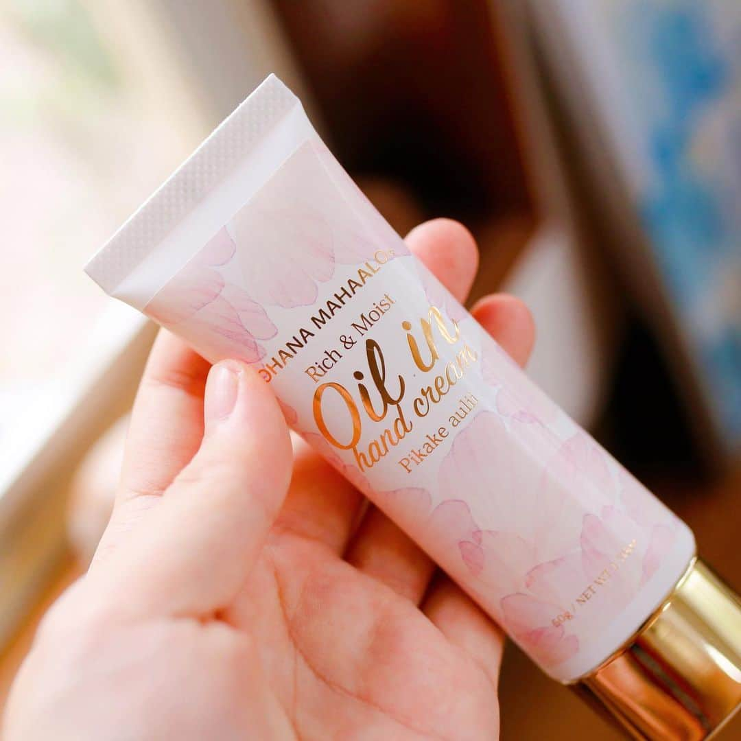 amiさんのインスタグラム写真 - (amiInstagram)「．  Cute beauty goods ． いつもご紹介している @ohanamahaalo  さんからお家時間を充実させてくれる オイルハンドクリームが届きました❤️ ﻿ 毎日使ってて、はや2ヶ月…🥺💓 まだ無くならなくてすごい⭕️  パッケージ、いつみても可愛い💕  これからは手荒れの時期だから たくさん使わせて頂きます🙏  ﻿プレゼントにも絶対に喜ばれますね♡  ． #オハナマハロ#ohanamahaalo #アンバサダー#ファブリックスプレー#オイルハンドクリーム#ハンドクリーム#オーデコロン#お家時間 #除菌#消臭#美容#癒しの時間 #美容好きな人と繋がりたい #コスメ#可愛い#大人可愛い#リラックス#リラックスタイム#写真好きな人と繋がりたい #beauty #instabeauty #cosmetics ﻿」11月30日 13時44分 - amikuma1219