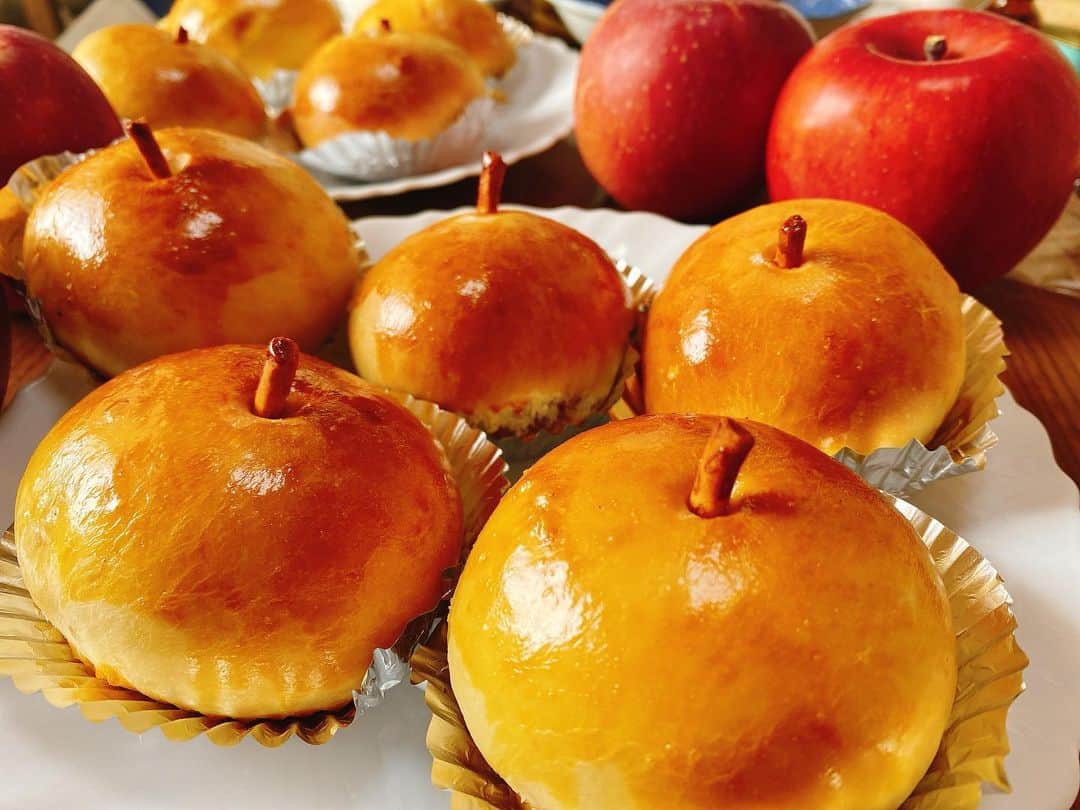 小桜舞子さんのインスタグラム写真 - (小桜舞子Instagram)「ファンの方から🍎りんごをたくさんいただいたので、りんごパンを焼きました。 お砂糖とりんご酢とシナモンで炒めたりんご入り。軸はプリッツです。  #小桜舞子 #パン作り #りんごパン #りんご #シナモン #いい香り #プリッツ #香りロースト」11月30日 13時45分 - kozakura_maiko