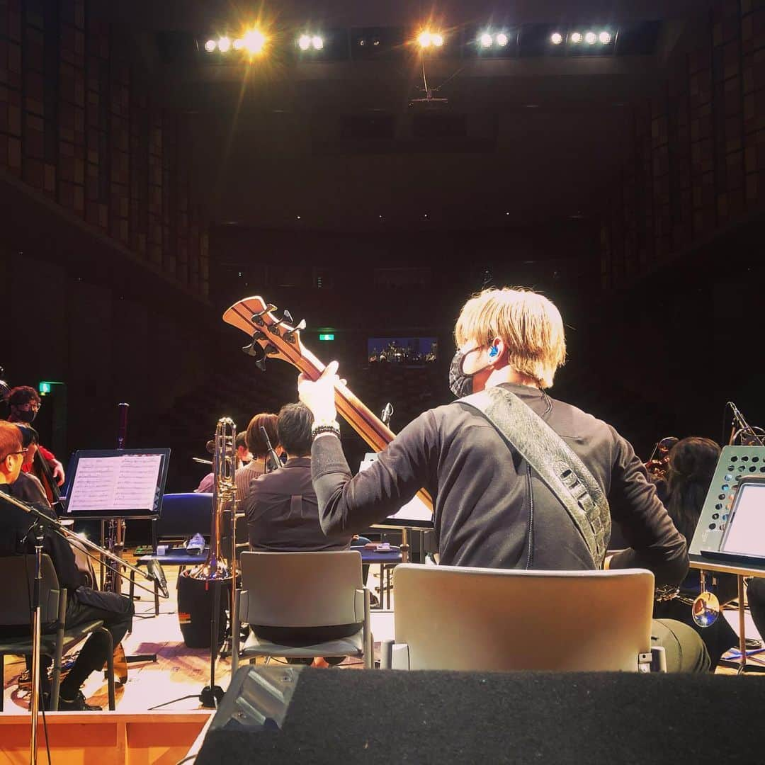 森田悠介のインスタグラム：「I had a great opportunity to play with orchestra as a member of ISAO's Symphonic Spark7. Here are some photos from rehearsal. And ISAO started crowd funding for creating live DVD of this project on Camp-fire.jp  #markbass #adamovic #bass #bassplayer #musicianlife #bassist #orchestra #largeensemble #concert #westone #isao #spark7 #symphonicspark7 #rehearsal @adamovicbasses  @markbassamps  @westoneaudio」