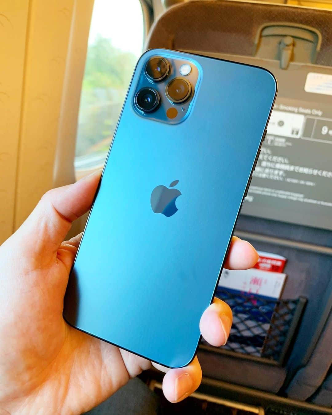 佐藤嘉洋さんのインスタグラム写真 - (佐藤嘉洋Instagram)「iPhone Pro MAXゲット。  大き過ぎるかな、と少し不安だったけれど、もともとiPhoneXs MAXだったので大きさの違いはそこまでわからないかも。 自分の身体、186cm78kgくらいなら、全く問題なしだった。  とりあえず今はXsのPalmo着けて誤魔化しているが、Pro MAXのPalmo、早く販売されてほしい。  #Palmo #iPhoneカバー」11月30日 13時56分 - yoshihirosato1981