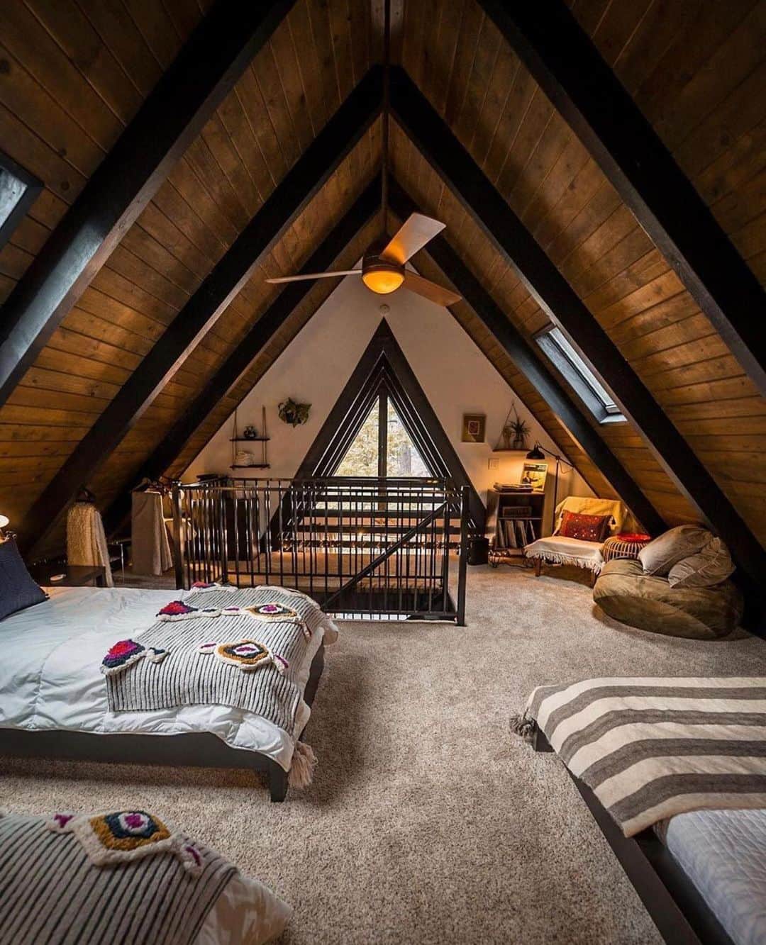 Crazy Roomsのインスタグラム：「How cozy is this a frame loft 😍 ft @dirtandglass」