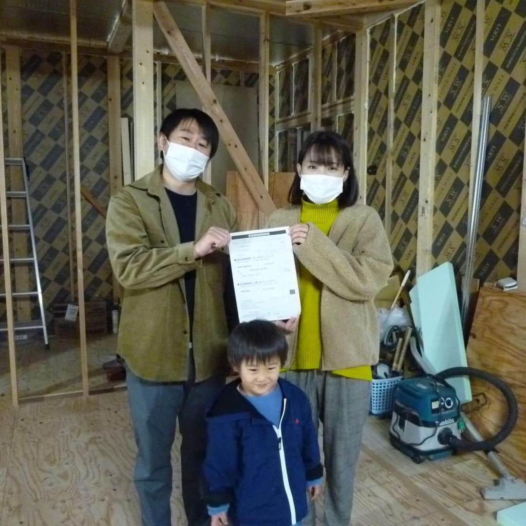 福井 注文住宅 新築 スーパーウォール みつぐはうす工房のインスタグラム：「. １１/２８(土)　福井市　Ｎ様邸　気密測定を実施しました。 . 断熱材やサッシの性能を活かすのに大切な気密性。 . 弊社は、一棟一棟現場で計測し、その現場をお借りして構造案内会を実施しております。 . 完成見学会など出来上がったお家の見学はキレイでとても人気ですが、 お引渡し後何十年ものすみごこちを考えると、構造には関心を持って頂きたいです。 . きっとお子さんは大きくなられてからでも、 何年も住んでいたお家が、とても良いお家だったということに気づいてくれると思います。 .」