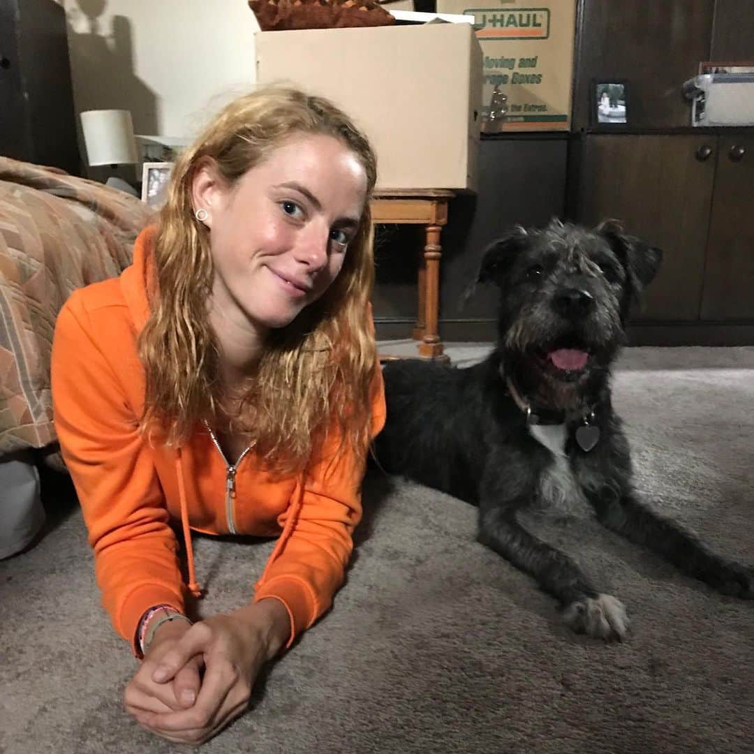 カヤ・スコデラリオのインスタグラム：「Throwback to when my hair was bleached to within an inch of its life and I got to work with this fluffy legend, Mr ChooChoo , on Crawl. If like me you’ve run out of everything to watch this year it’s on Prime. SPOILER ALERT: the dog survives so pls don’t shout at me」