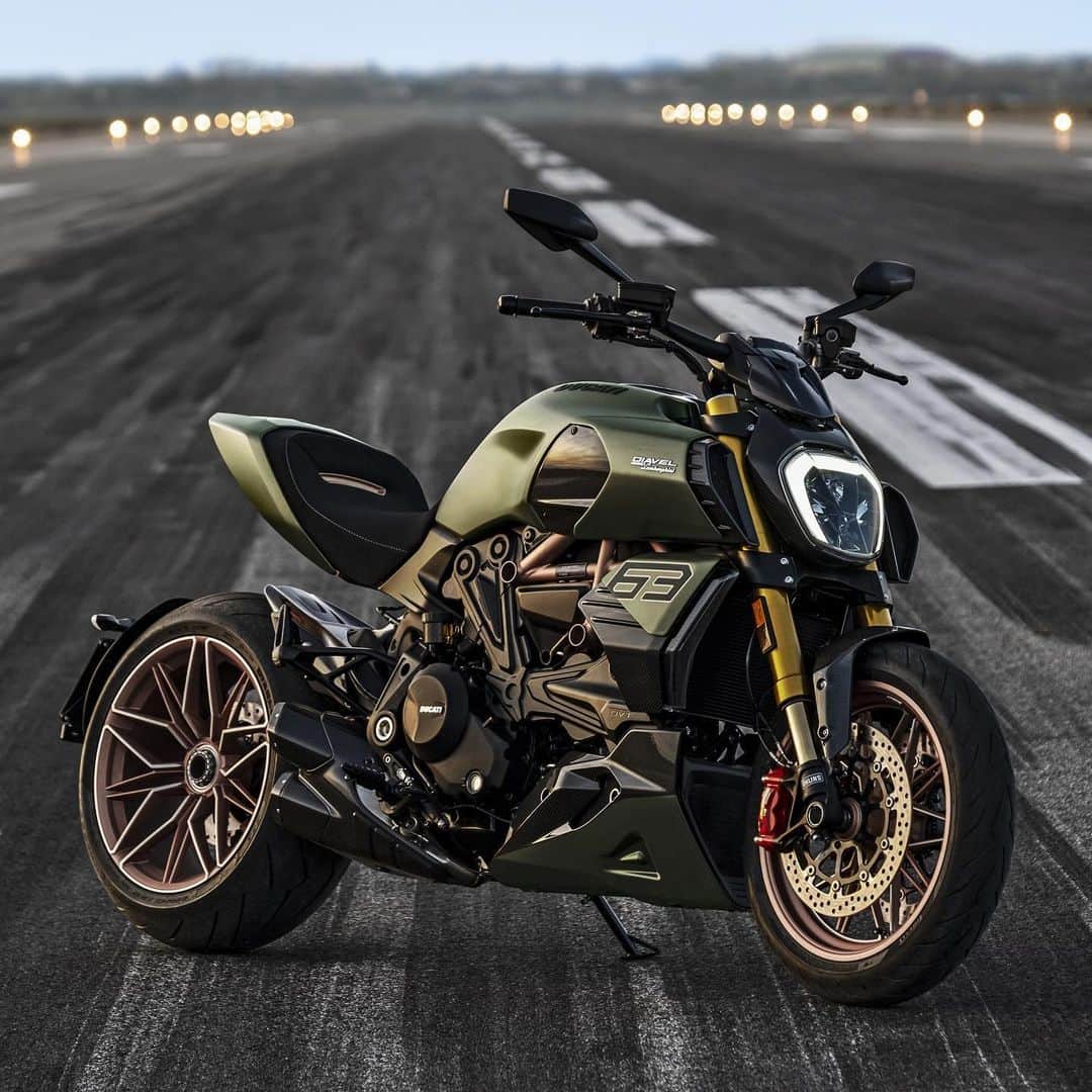 HYPEBEASTさんのインスタグラム写真 - (HYPEBEASTInstagram)「@hypebeastcarclub: To celebrate the launch of its upcoming Sián FKP 37 hypercar, @lamborghini has teamed up with @ducatiusa to create a limited edition Diavel 1260. Dressed in the hypercar’s own special Verde Gea shade and paired with Electrum Gold wheels, the collaborative bike carries a 1,262cc Ducati Testastretta DVT homologated engine  that’s capable of pushing out a staggering 162 horsepower at 9,500 rpm and 129 Nm of torque at 7,500 rpm. It’s limited to just 630 units and will go for $32,000 USD.⁠⠀ Photo: Lamborghini」11月30日 14時02分 - hypebeast