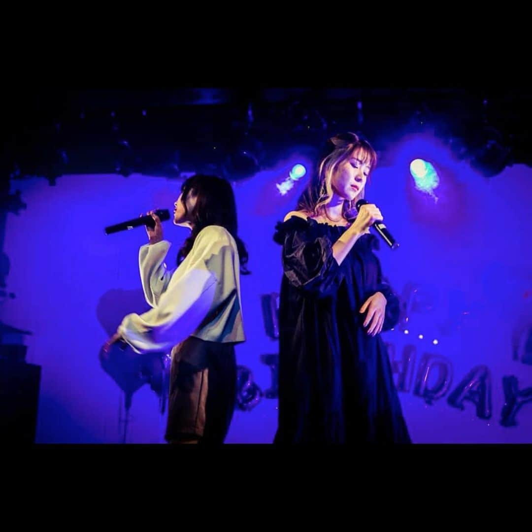 小池ジョアンナのインスタグラム：「コラボの一曲目は、  #キミに贈る歌 #菅原紗由理   数年ぶりに優とステージで歌いました🎤🎶  とっても大好きな曲、久しぶりに歌えて嬉しかったなぁ😌  「キミから届いたメールが 消えないように鍵のマークつける」  歌詞で時代を感じる…🥲  なのに色褪せない曲は、時を越えて愛を奏でるね✨✨  #小池ジョアンナ #渡邊優 #collaboration #collab #singer #girls」