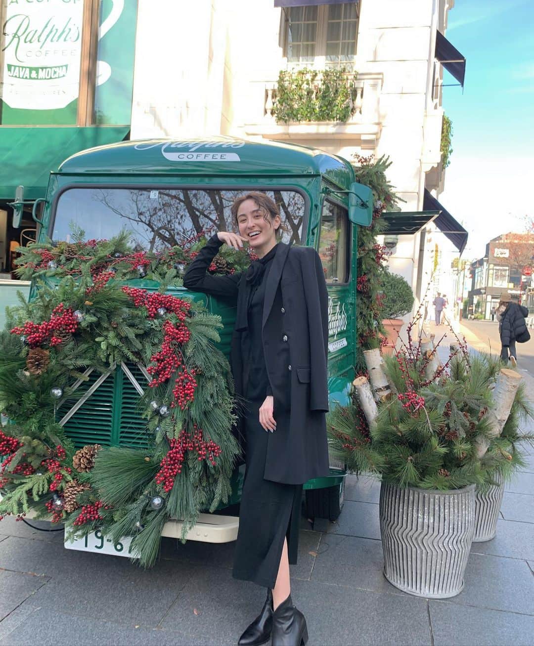 オードリー亜谷香のインスタグラム：「Made a quick pit stop at @ralphlauren to see their new collection and their beautiful holiday decorations! It was great gift giving inspiration ❤️@poloralphlauren @ralphscoffee #FamilyIsWhoYouLove　#RLGifts　#ポロラルフローレン」