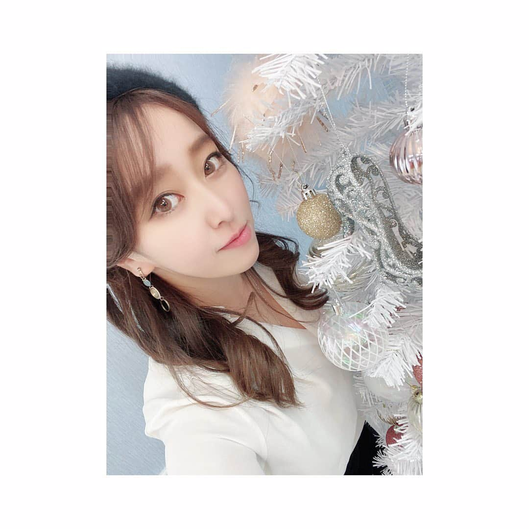 中冨杏子さんのインスタグラム写真 - (中冨杏子Instagram)「.*･ﾟ　.ﾟ･*.🎄.*･ﾟ　.ﾟ･*. . 寒くなってきました。 . 皆さんが健康で 幸せな毎日を過ごせてますように✨ .  #🌲＋🌟❄＝🎄 #クリスマスツリー #もうすぐくりすます  #先日の撮影の1枚  #過去投稿」11月30日 14時06分 - anko_nakatomi