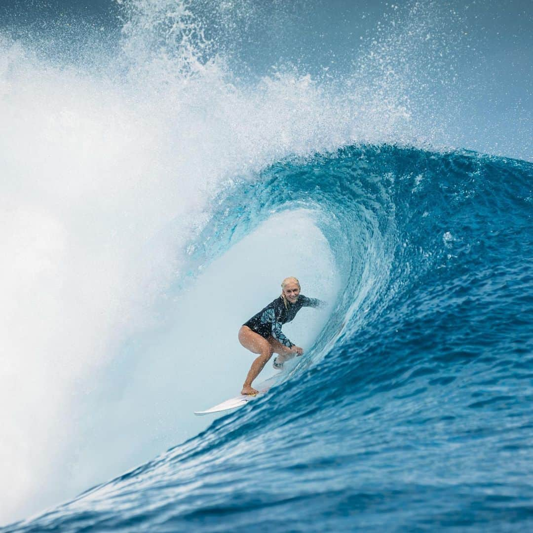 ボディーグローブさんのインスタグラム写真 - (ボディーグローブInstagram)「@tatiwest smiles for miles while putting on the brakes inside a perfect Tahitian tube. #createhappiness  📷 @brentbielmann  ~~ The Cyber Week Sale continues on bodyglove.com #allthingswater #bodyglove #tahiti #tuberide #perfectwaves #surfergirl #gotati #surfing #surfer #sundayfunday #smilesformiles」11月30日 5時17分 - bodyglove