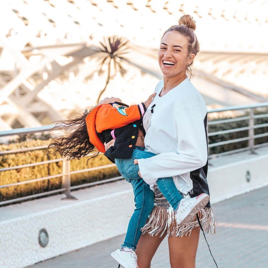 のインスタグラム：「A few days ago I told you that Alex is in the phase of "Why?" to everything and without rest 😅 🥰  And honestly after reading yours messages, I wanna share one  One of them that said something like “ I want to think that They like to have conversations with us so that’s why won’t  stop, because they just want to keep the conversation” And I loved thinking it this way 🥰  After having read about the subject, asking questions is a sign that everything is going well. Human beings are where they are today because they have asked many questions to themselves and to society, so at these ages, the more they ask the better, they are curious about the world. If you need a break, ask them back "Why do you think?" And you give them something to think about at the same time that you make them participate. ☺️  What questions are the most compromised that your children have made you ??   #toddler #preschooler  #momlife #singlemonoftwo #life #enjoy #hapinnessmoments❤️   Hace unos días os contaba que Alex está en la fase del “Por que?” a todo y sin descanso 😅 La verdad es que después de las respuestas que me disteis, os voy a compartir la que más me gustó que decía algo como que empiezan a querer mantener conversaciones con nosotros y para que no se acaben, preguntan porque y porque y porque 🥰 Viéndolo de esta manera hasta me gusta que me pregunte tanto hehehe De todas formas os diré, que después de haber leído sobre el tema, que hagan preguntas es signo de que todo marcha bien. El ser humano está hoy donde está por haberse hecho muchas preguntas, así que a estas edades, cuanto más pregunten mejor. Y si llegáis al punto en el que necesitáis un respiro, preguntadles de vuelta “ Porque crees tú?” Y les dais que pensar a la vez que les hacéis partícipes. ☺️  Que preguntas son la más comprometidas que os han hecho vuestros niños??」