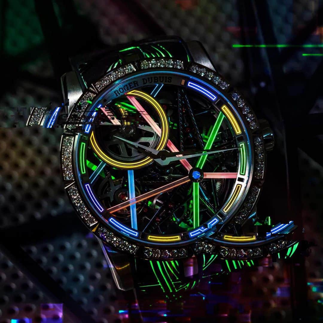 Daily Watchさんのインスタグラム写真 - (Daily WatchInstagram)「Best lume game I have seen 👀🔍 The two-face @Roger_Dubuis Excalibur Blacklight: during the day, the timepiece dresses in subtle white, grey and black tones when at night and or under UV light, the calibre and flange showcase a rainbow decor and the rubber strap glows to illuminate the entire timepiece 🤩 #RogerDubuis #NoRulesOurGame #Excalibur #Blacklight」11月30日 5時34分 - dailywatch