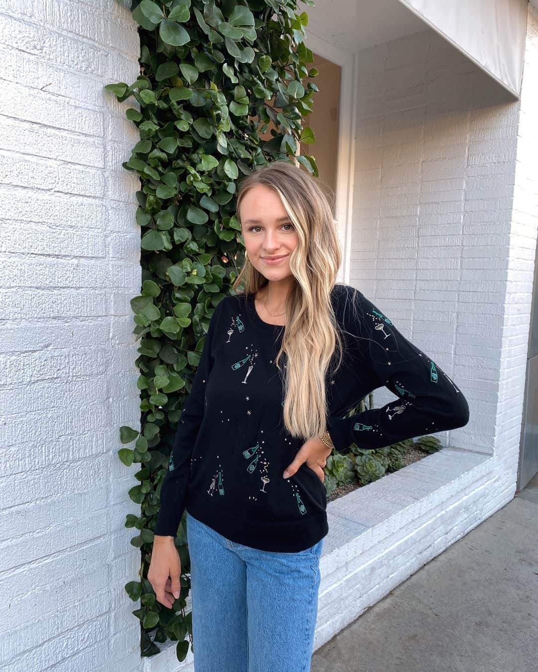 チェイサーのインスタグラム：「pop the champagne🍾 we are celebrating our biggest sale of the year✨ You don't want to miss out on this ~ 30-50% off our entire site!🖤 @grace_mickells /// #chaserbrand #blackfriday #cybermonday #cybersale #popthechampagne #holidaysweater #holidayfashion #holidayoutfit #cutesweater #graphicsweater」
