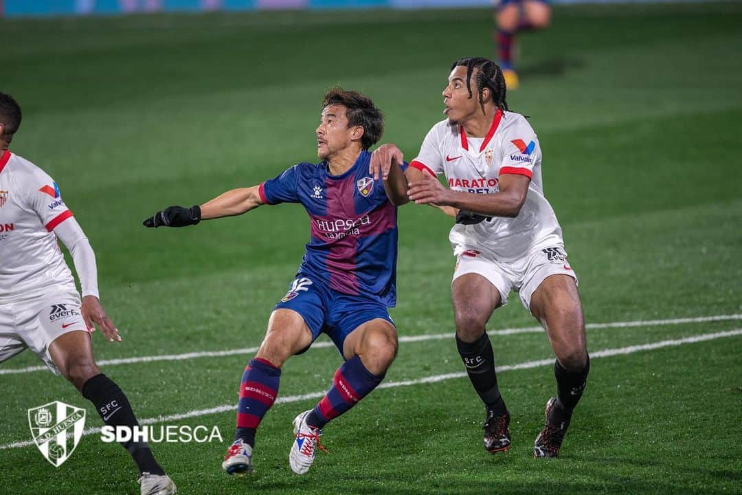 岡崎慎司のインスタグラム：「#sinreblar🔵🔴 #nevergiveup」