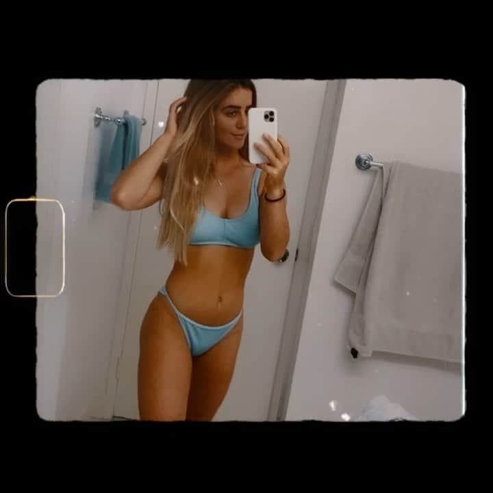 キャロライン・マークスのインスタグラム：「Goodbye wetsuits, hello Hawaiiiii 😛」