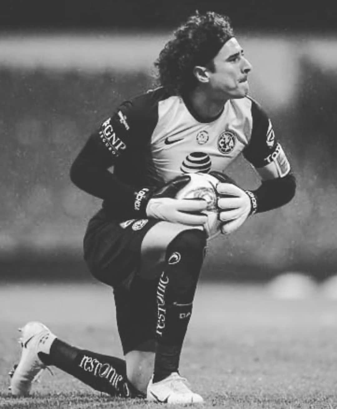 ギジェルモ・オチョアのインスタグラム：「Afición americanista: Estamos tristes y decepcionados como gran parte de ustedes, un torneo raro y diferente desde el inicio por todas las circunstancias de este 2020 pero que sin duda no es pretexto para no haber dado una mejor batalla el día de ayer. Está claro que no estuvimos a la altura de una liguilla y tenemos que dar la cara; pero sobretodo levantarla porque tenemos en muy poco un torneo que jugar y sacarnos la espina, que no cambia lo qué pasó en liguilla pero puede darnos una satisfacción y aparte al vestir esta camisa tenemos el compromiso de tener autocritica y revertir la situación porque así lo exige este escudo y su afición. #VamosAmerica #SomosAguilas #EnLasBuenasYMalas」