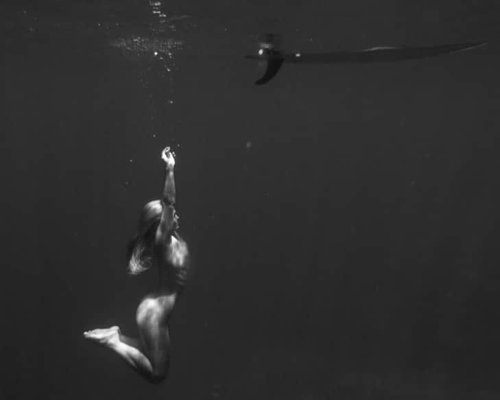 フェリシティー・パルマティアーのインスタグラム：「Surrendering to the ocean is freedom for me. Thinking less, feeling more, staying connected. Shooting Skin Deep allowed me to connect with nature in the most pure and natural of ways; reminding me of that to which I belong, what I am made of and what I am a part of. Frame grab: @fetchfilms #FlickPalmateerSkinDeep」