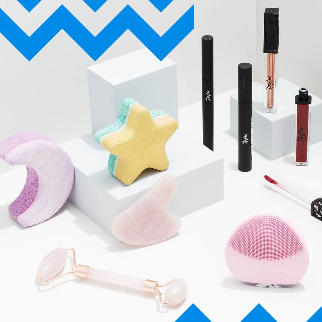 Wal-Mart Stores, Incのインスタグラム：「A little 🎁 for you, from you. Hey, you really nailed it with all this glam from #WalmartBeauty. You’re basically the best gift-giver you know. 😉」