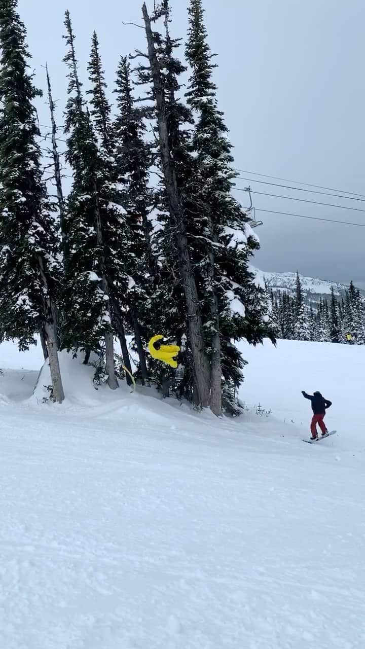 アナログクロージングのインスタグラム：「Resorts are opening, keep an eye out for side hits 👀  🎥: @emskadems  @mikeyciccarelli  @seanmiskiman  @adamdjunaedi  @liamstevens  @marcos_r_miranda  @craigmcmorris」