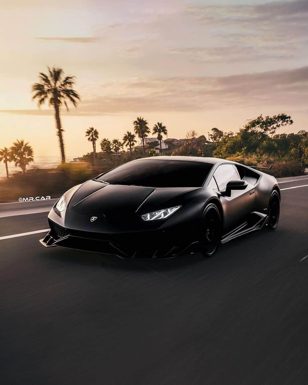 CARLiFESTYLEさんのインスタグラム写真 - (CARLiFESTYLEInstagram)「The Huracan looks so good in satin black! Owner @mr.car #carlifestyle」11月30日 6時09分 - carlifestyle