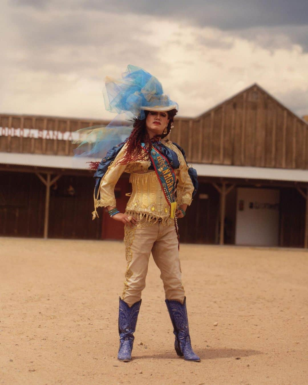 Vogueさんのインスタグラム写真 - (VogueInstagram)「Before @LukeGilford became a sought after photographer and filmmaker, he spent a lot of time at rodeos. Gilford’s father was a rodeo champion in Colorado, and Gilford became familiar with rodeo culture in his youth, one he came to associate with patriarchy and homophobia.  Until one day in 2016, the sound of Dolly Parton’s voice brought him to an International Gay Rodeo Association (IGRA) booth at a Pride event in San Francisco. Soon after, he went to his first IGRA rodeo in the Southwest. “It was a revelation because I was, like, wow, you can exist safely in these spaces and find community and do so many of the things that I love doing—but in a queer community,” Gilford says.  His return to the rodeo resulted in four years of traveling throughout Texas, New Mexico, Arizona, Colorado, and California to document rural queer life—and the radical acceptance and community he discovered within the IGRA. His queer rodeo images have now culminated in his stunning first monograph, called National Anthem. Take a look at Gilford's photographic journey at the link in our bio. International Gay Rodeo Association  Photographed by @lukegilford.」11月30日 6時10分 - voguemagazine