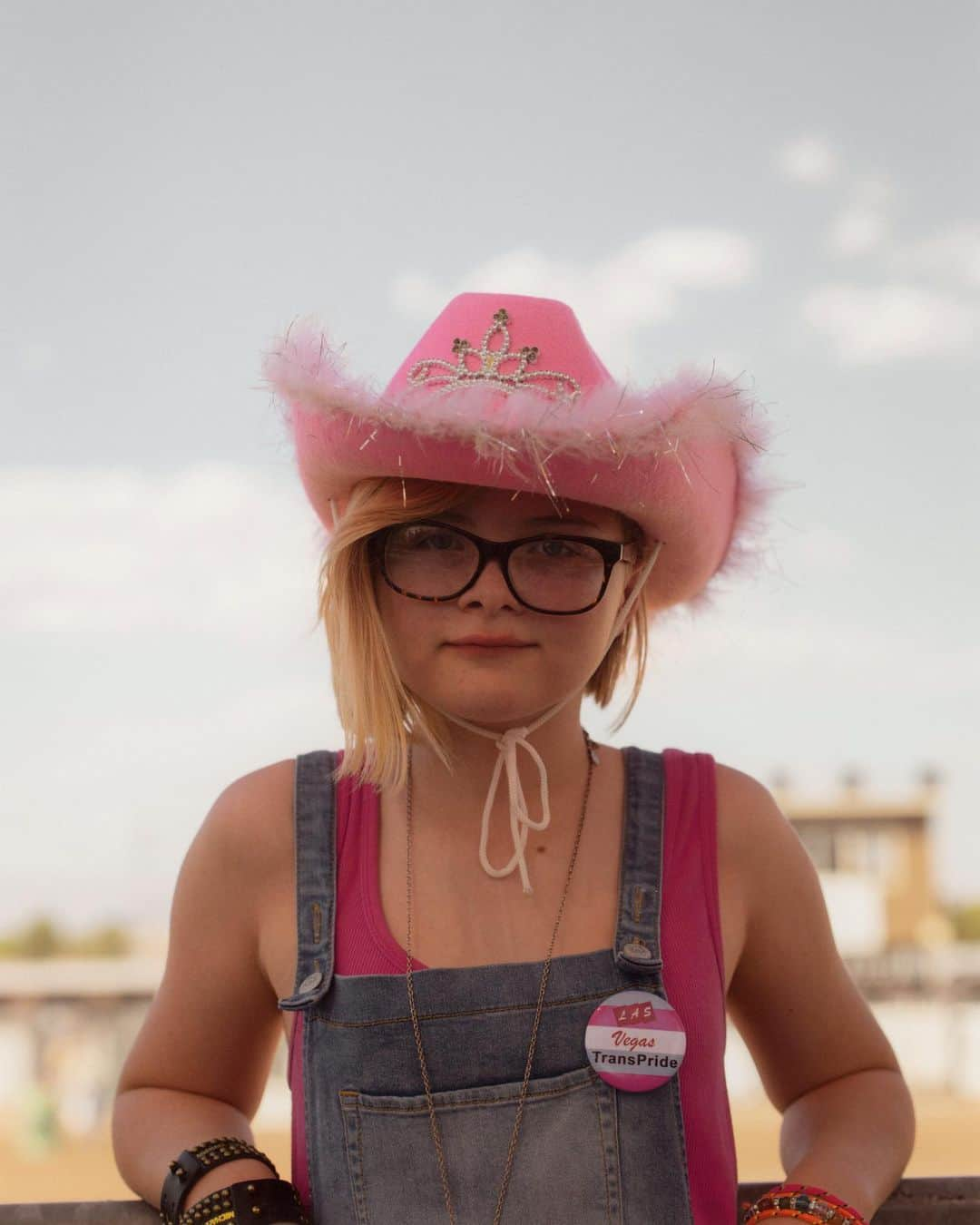 Vogueさんのインスタグラム写真 - (VogueInstagram)「Before @LukeGilford became a sought after photographer and filmmaker, he spent a lot of time at rodeos. Gilford’s father was a rodeo champion in Colorado, and Gilford became familiar with rodeo culture in his youth, one he came to associate with patriarchy and homophobia.  Until one day in 2016, the sound of Dolly Parton’s voice brought him to an International Gay Rodeo Association (IGRA) booth at a Pride event in San Francisco. Soon after, he went to his first IGRA rodeo in the Southwest. “It was a revelation because I was, like, wow, you can exist safely in these spaces and find community and do so many of the things that I love doing—but in a queer community,” Gilford says.  His return to the rodeo resulted in four years of traveling throughout Texas, New Mexico, Arizona, Colorado, and California to document rural queer life—and the radical acceptance and community he discovered within the IGRA. His queer rodeo images have now culminated in his stunning first monograph, called National Anthem. Take a look at Gilford's photographic journey at the link in our bio. International Gay Rodeo Association  Photographed by @lukegilford.」11月30日 6時10分 - voguemagazine