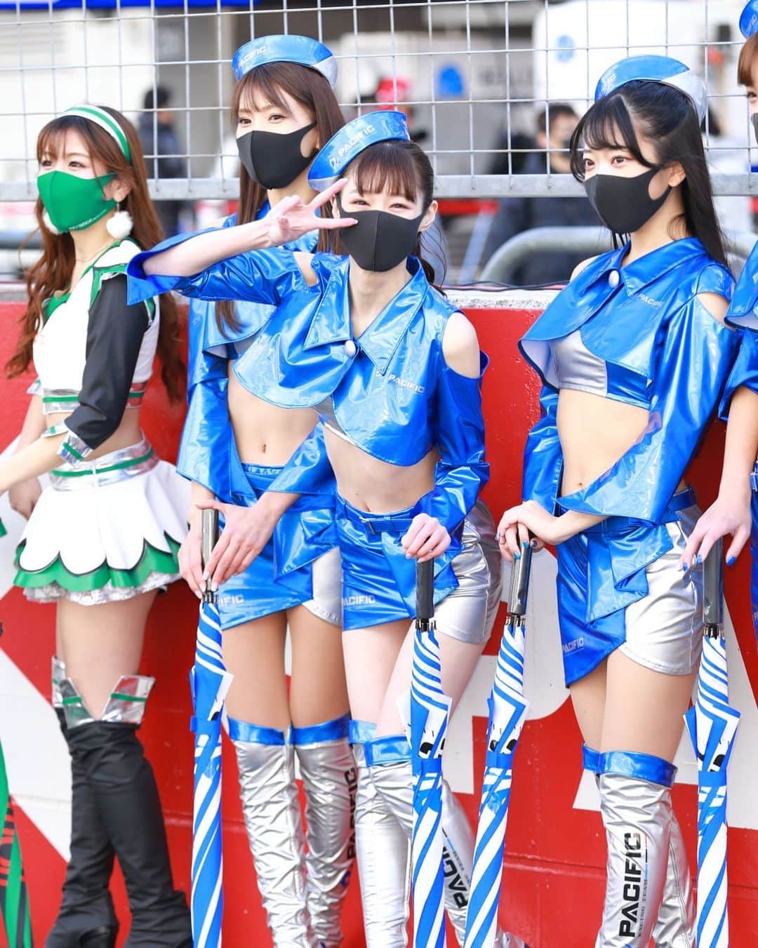 橘香恋のインスタグラム：「おはようございます❤︎﻿ ﻿ 前回の投稿に、イイネとコメントありがとうございます☺﻿ ﻿ SUPERGT お疲れ様で御座います🙇🏻‍♀️﻿ ﻿ 9号車は5位でフィニッシュ⚐⚑⚐﻿ ﻿ 22番手スタートからの巻き返しが凄くて﻿ 観ていてとっても楽しかったです❣︎﻿ ﻿ 今シーズンも応援ありがとうございました🤗﻿ 横断幕やっと見れたヨ！毎年ありがとうございます🙇🏻‍♀️﻿ ﻿ コロナウイルスで大変な年でしたが﻿ こうやって最終戦みんなで現地で応援出来て﻿ 本当に良かったです💘幸﻿ （写真複数選択すると集合写真切れちゃうので次の投稿にて、、、）﻿ ﻿ ﻿ ﻿」