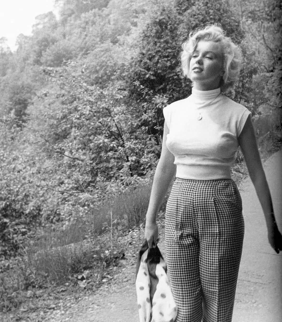 のインスタグラム：「Marilyn Monroe photographer by Jock Carroll, 1952. Love her outfit 🖤 #marilynmonroe」