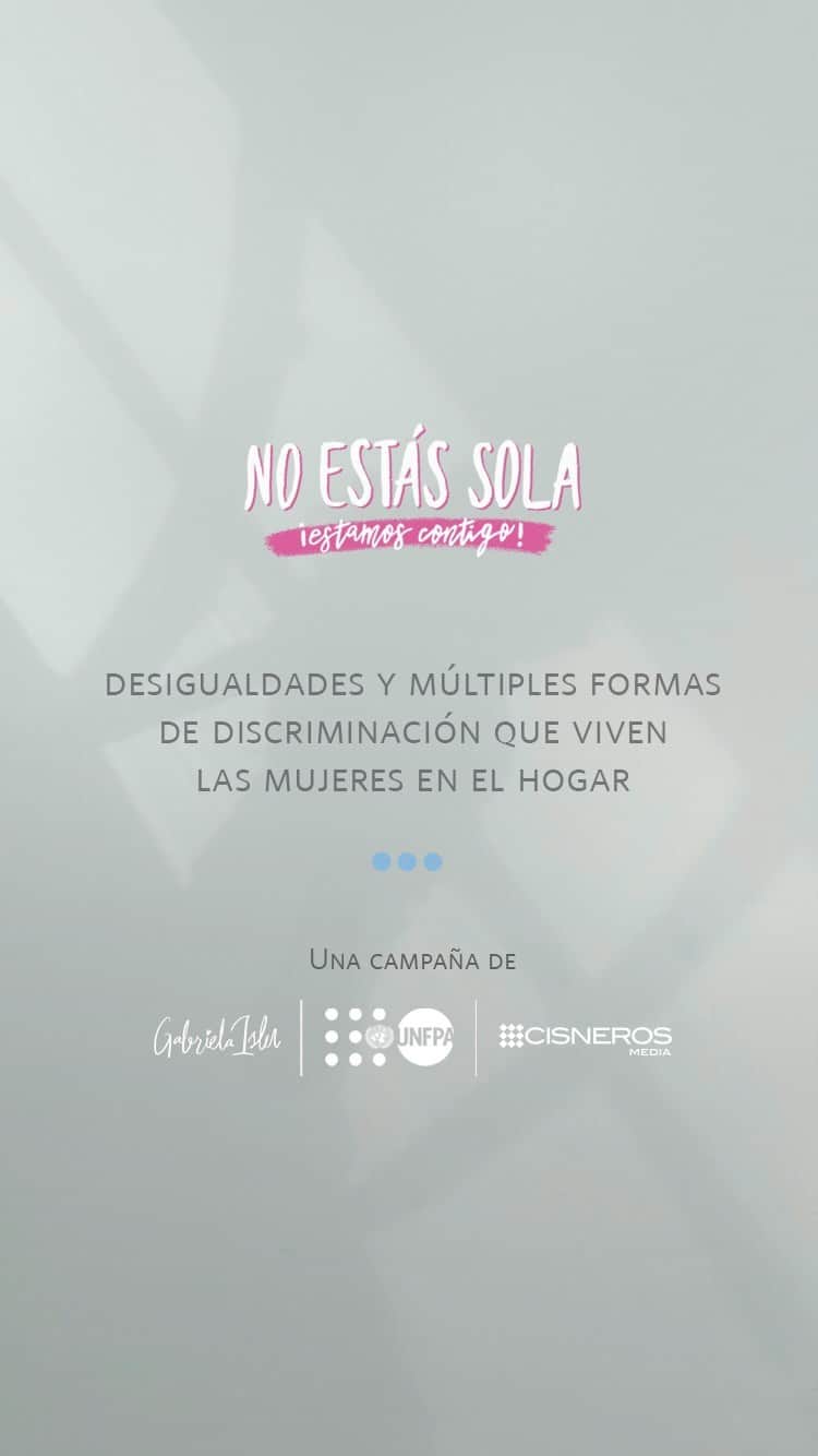María Gabriela Isler Moralesのインスタグラム：「Si bien la pandemia nos afecta a todos, no lo hace por igual...  ¿Sabías que el impacto de esta cuarentena es muy diferente en los hombres que en las mujeres?  👩🏻‍💼↔️👨🏽‍💼  Y es que las desigualdades y múltiples formas de discriminación y violencia en el hogar que viven a diario niñas, adolecentes y mujeres, por razones de género, son hoy mucho más recurrentes y marcadas que antes.  Lamentablemente esto también es parte de la nueva realidad, ya que ha quedado demostrado en diferentes países que las estadísticas de denuncias por violencia doméstica, o el aumento de feminicidios, ha sido mucho mayor durante este contexto mundial del año 2020.   Ahora que me has leído hasta aquí, te pregunto de nuevo: ¿Crees que el impacto de esta coyuntura afecta por igual a hombres que a mujeres?   Comenta con una ❌ si crees no, que efectivamente son las niñas, adolescentes y mujeres las que tienen mayor riesgo de sufrir violencia de género.   ———————————————-  🟠 Si tú o alguien que conozcas está pasando por una situación de violencia basada en género, recuerda que puedes pedir ayuda ¡No estás sola! @unfpa_venezuela   Para apoyo especializado, puedes contactar los siguientes números:  • Táchira: 0412-3052971 y 0424-7120953 • Zulia: 0412-6643804 • Bolívar: 0412-8782826 y 0412-1850266 • Apure: 0426-4509229 y 0412-1243147 • Miranda y Distrito Capital: 0412-2273712  #CuarentenaNoEsSilencio #NoEstásSola #UNFPAEnAcción #ImpactoSocialCisneros #GabrielaIsler #PintaElMundodeNaranja #GeneraciónIgualdad #16Días  Diseño y concepto creativo: @gabrielailustra  Animación y edición: @miquelena_」