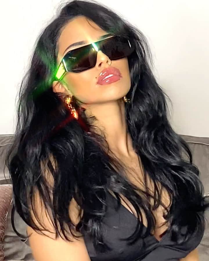 NISRINA SBIAのインスタグラム：「UnFAZED.」