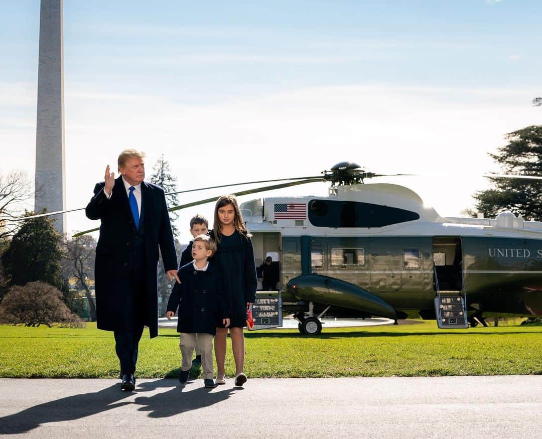 イヴァンカ・トランプのインスタグラム：「Deeply thankful for our President and my family this holiday season!」