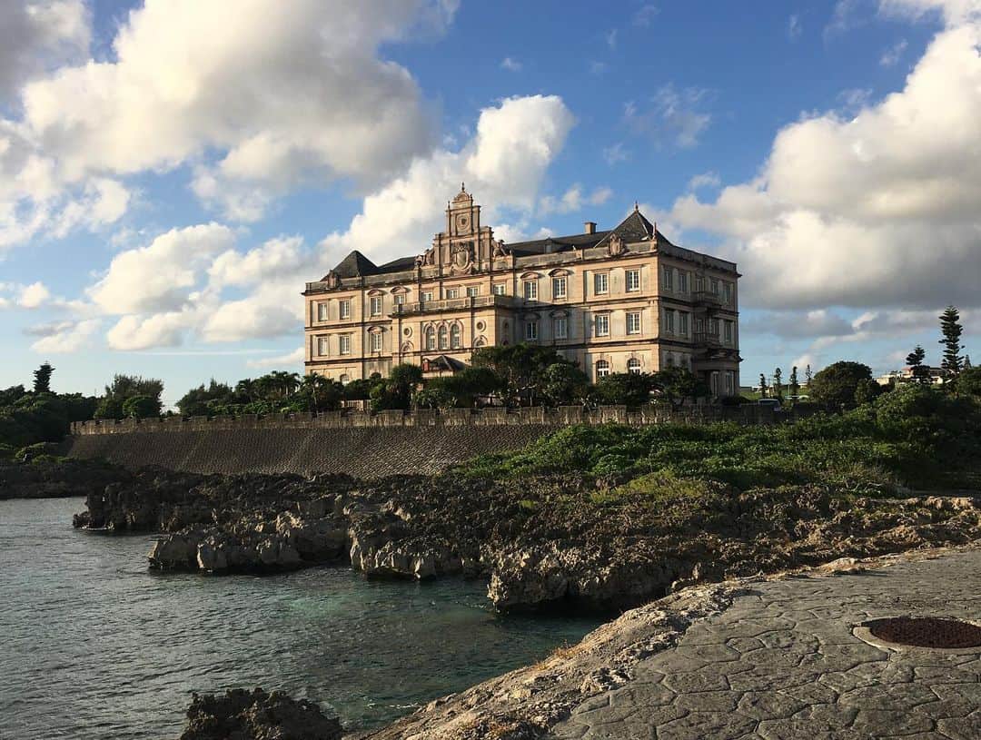 ヒロ寺平さんのインスタグラム写真 - (ヒロ寺平Instagram)「今日で11月もおしまい。 宮古島4日間のおひとりさま旅行を終えて今日帰阪。  たっぷり楽しんで激しくリフレッシュ。 でも、早く大阪に戻りたい気持ちも満タン。  宮古ブルーの海は綺麗だった。 人っ子ひとり居ないビーチは静かだった。 ほとんど真っ暗な夜道のドライブはドキドキした。  たっぷりのカラフルなシーンをありがとう！また必ず！  #宮古島 #ヒロ寺平 #ヒロT」11月30日 7時00分 - hiroteradaira