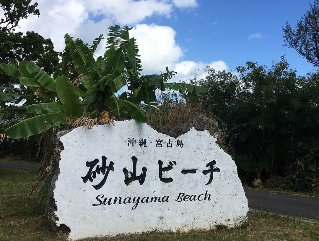 ヒロ寺平さんのインスタグラム写真 - (ヒロ寺平Instagram)「今日で11月もおしまい。 宮古島4日間のおひとりさま旅行を終えて今日帰阪。  たっぷり楽しんで激しくリフレッシュ。 でも、早く大阪に戻りたい気持ちも満タン。  宮古ブルーの海は綺麗だった。 人っ子ひとり居ないビーチは静かだった。 ほとんど真っ暗な夜道のドライブはドキドキした。  たっぷりのカラフルなシーンをありがとう！また必ず！  #宮古島 #ヒロ寺平 #ヒロT」11月30日 7時00分 - hiroteradaira