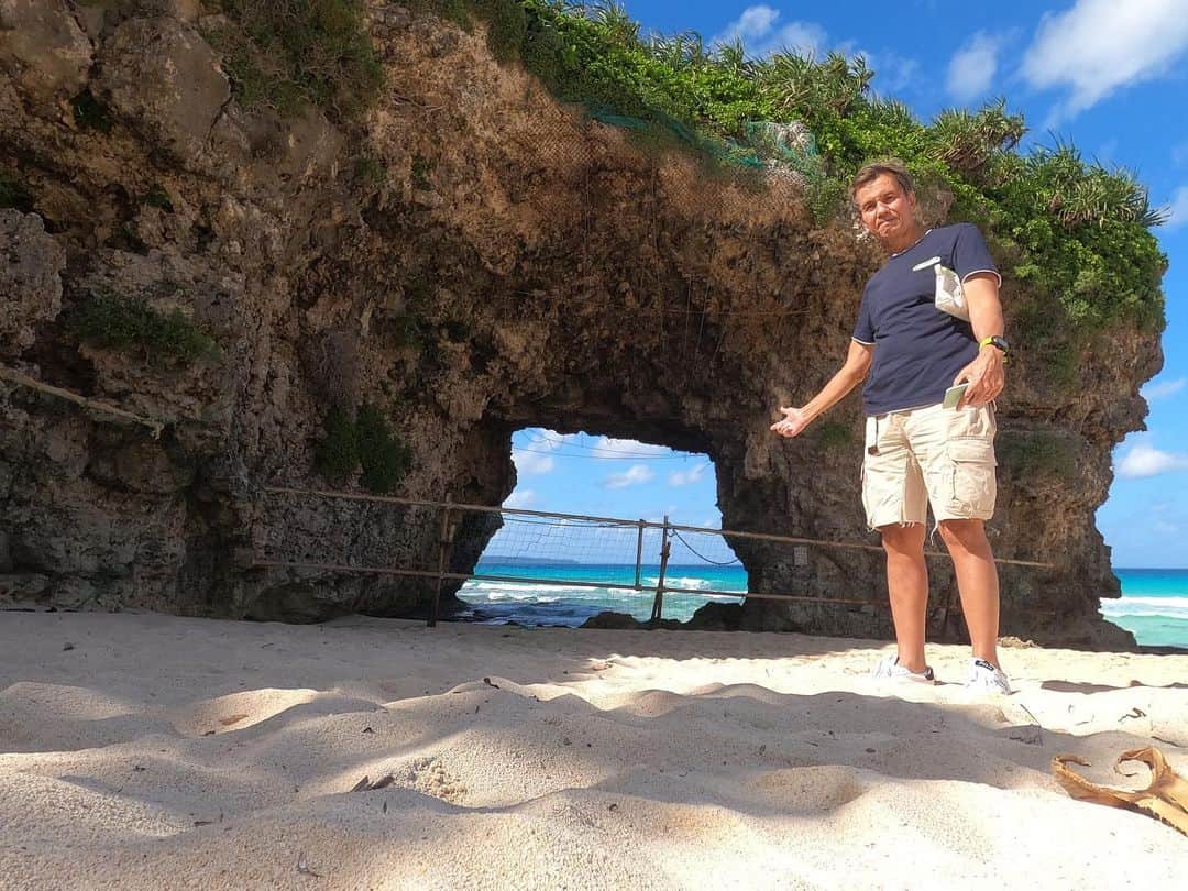 ヒロ寺平さんのインスタグラム写真 - (ヒロ寺平Instagram)「今日で11月もおしまい。 宮古島4日間のおひとりさま旅行を終えて今日帰阪。  たっぷり楽しんで激しくリフレッシュ。 でも、早く大阪に戻りたい気持ちも満タン。  宮古ブルーの海は綺麗だった。 人っ子ひとり居ないビーチは静かだった。 ほとんど真っ暗な夜道のドライブはドキドキした。  たっぷりのカラフルなシーンをありがとう！また必ず！  #宮古島 #ヒロ寺平 #ヒロT」11月30日 7時00分 - hiroteradaira