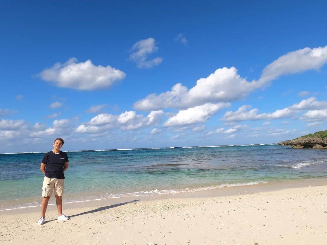 のインスタグラム：「今日で11月もおしまい。 宮古島4日間のおひとりさま旅行を終えて今日帰阪。  たっぷり楽しんで激しくリフレッシュ。 でも、早く大阪に戻りたい気持ちも満タン。  宮古ブルーの海は綺麗だった。 人っ子ひとり居ないビーチは静かだった。 ほとんど真っ暗な夜道のドライブはドキドキした。  たっぷりのカラフルなシーンをありがとう！また必ず！  #宮古島 #ヒロ寺平 #ヒロT」