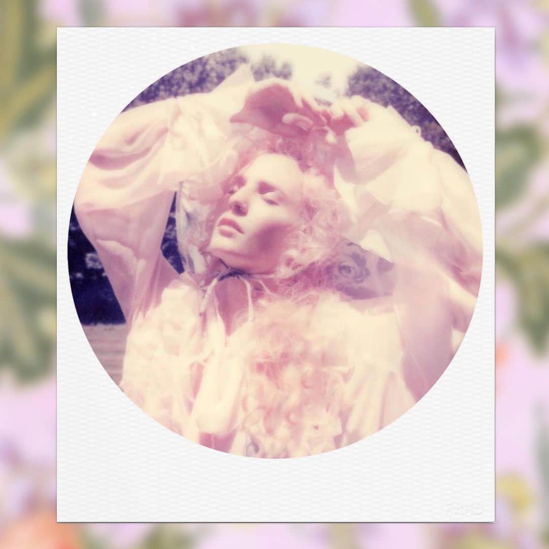 オードリー・キッチングのインスタグラム：「Was I ever really here? ◐ Was earth just a long bad dream? ◐  @brunoroids」