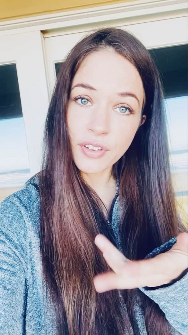 のインスタグラム：「Hello hi hallo! In the spirit of outrageous shopping & needless spending, I have joined cameo!😜 (cyber monday affordability is active, chyaa!) After years of harassment from them to do so, I am finally here. 😇 Let’s make up for lost time, shall we?  I love EVERY subject. I love EVERY celebration/holiday/religious custom or ritual. VAMOS! My intro video may be long but it explains my purpose for finally doing this. Love you all and cannot wait to connect :)) link in bio 🎁 ❤️🎁 @cameo」