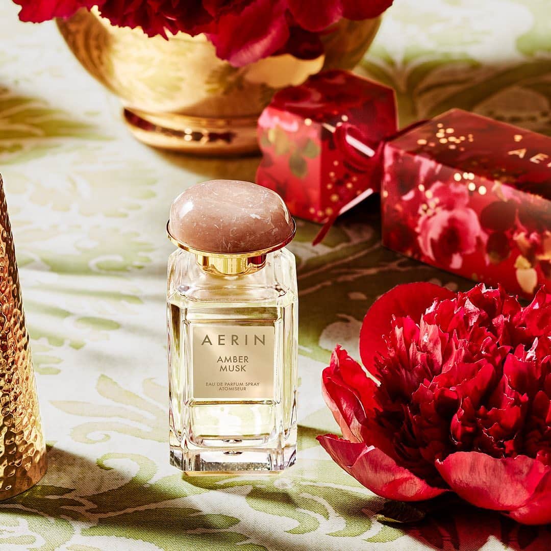 のインスタグラム：「@AERIN’s favorite floral fragrance for the #Holidays is Amber Musk! Reminiscent of nights by the fire, this warm, cozy scent is sure to set the mood as you ready yourself for festive fetes.」